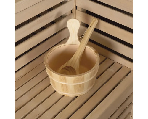 Houten sauna-emmer met scheplepel op een houten bank
