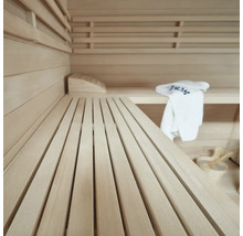 Interieur van een sauna met houten banken en handdoek