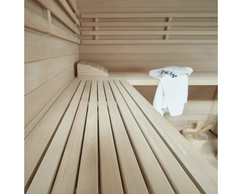Interieur van een sauna met houten banken en handdoek