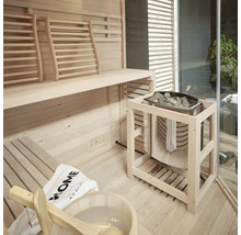 Interieur van een sauna met banken en een saunaoven