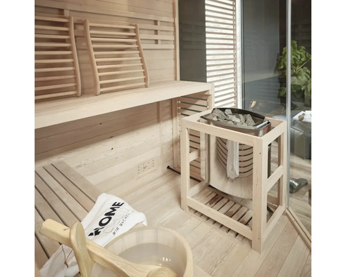 Interieur van een sauna met banken en een saunaoven