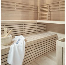 Lichte sauna met houten ligstoelen, houten emmer, pollepel en handdoek