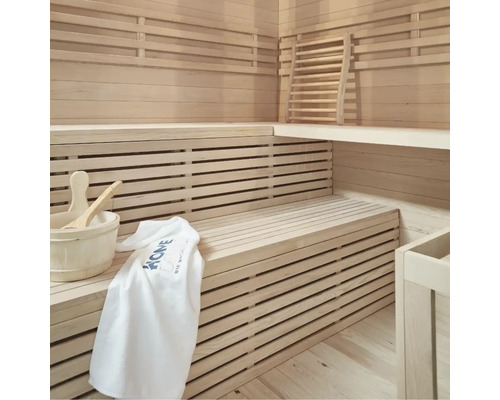 Lichte sauna met houten ligstoelen, houten emmer, pollepel en handdoek