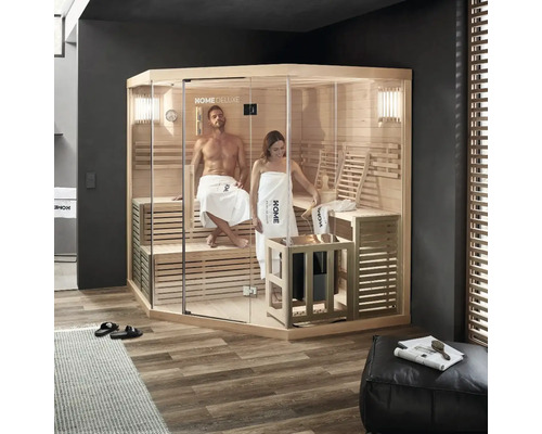Lichte sauna met glazen voorkant en twee personen binnenin