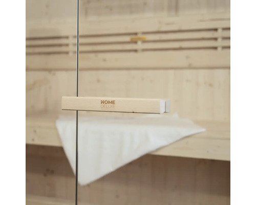 Sauna-interieur met houten deurklink en Home Deluxe logo