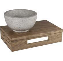 Decoratieve schaal van steen op houten dienblad