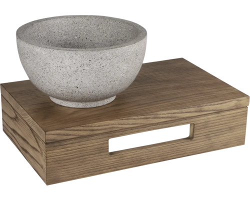 Decoratieve schaal van steen op houten dienblad