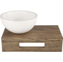 Witte schaal op houten dienblad