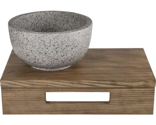 Decoratieve schaal van terrazzo op houten dienblad