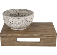 Decoratieve schaal op houten dienblad