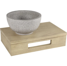 Decoratieve schaal op houten kist