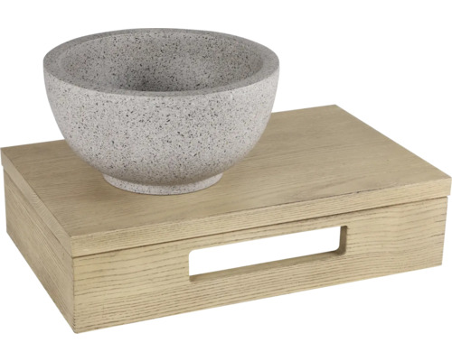 Decoratieve schaal op houten kist