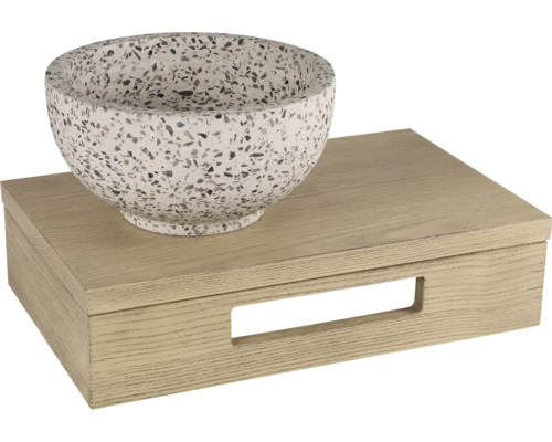 Decoratieve schaal op een houten doos voor decoratieve doeleinden