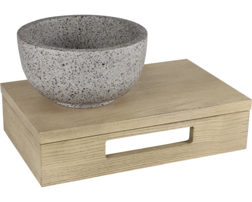 Decoratieve schaal op houten kist voor interieurdecoratie