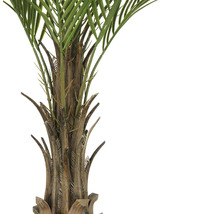 Close-up van een kunstmatige palmboom met een groen bladerdak en een bruine stam