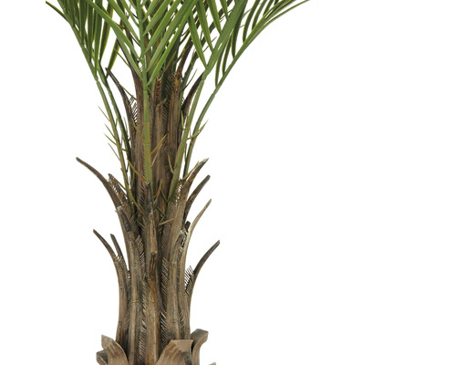 Close-up van een kunstmatige palmboom met een groen bladerdak en een bruine stam