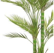 Kunstmatige palmboom met groene bladeren als decoratie voor binnenshuis