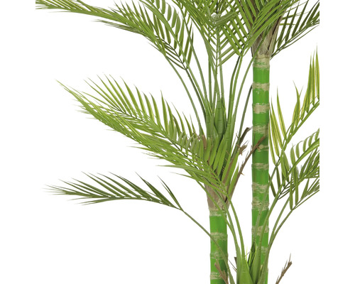 Kunstmatige palmboom met groene bladeren als decoratie voor binnenshuis