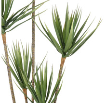 Kunstmatige groene plant met lange, puntige bladeren aan bruine stelen.