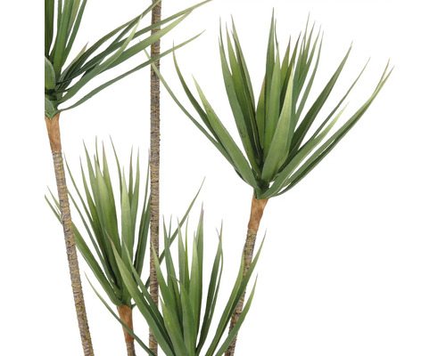 Kunstmatige groene plant met lange, puntige bladeren aan bruine stelen.