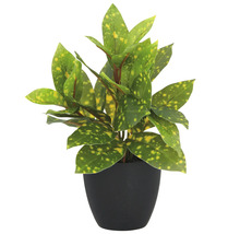 Kunstplant in zwarte pot