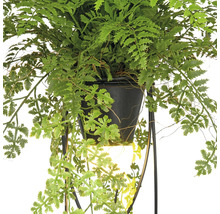 Kunstvaren in een pot met plantenstandaard