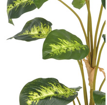 Detailopname van een kunstmatige Dieffenbachia plant met grote, gemêleerde bladeren en bruine stengels.
