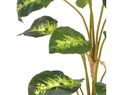 Detailopname van een kunstmatige Dieffenbachia plant met grote, gemêleerde bladeren en bruine stengels.