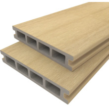 Twee terrasplanken van composietmateriaal