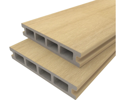 Twee terrasplanken van composietmateriaal