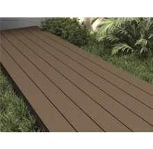 Terrasplanken van WPC vormen een pad in de tuin.