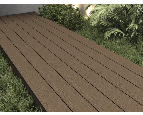 Terrasplanken van WPC vormen een pad in de tuin.