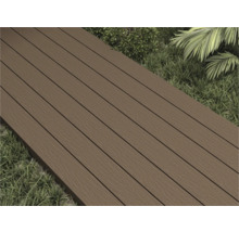 Houten terrasplanken op gras