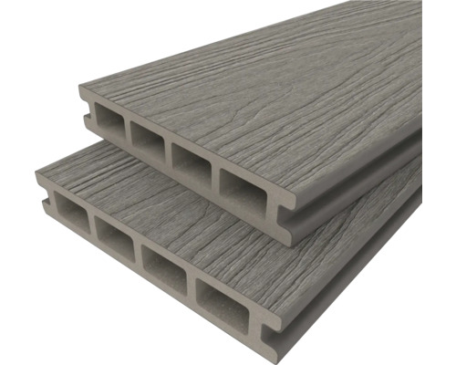 Twee composiet terrasplanken op elkaar gestapeld