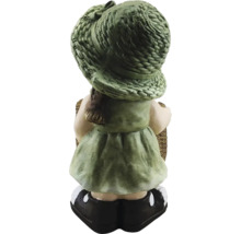 Tuinbeeld meisje met hoed en mand van achteren