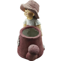 Decoratieve gieter met meisjesfiguur voor de tuin