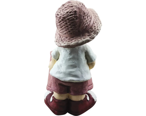 Tuinbeeld van een jongen met een hoed en korte broek van achteren