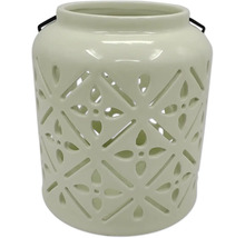 Decoratieve windlichtlantaarn van keramiek met florale uitsparingen en handvat