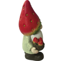 Tuinkabouter met aardbeienhoed en mand