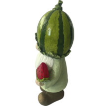 Tuinkabouter met watermeloenmuts en watermeloenstuk