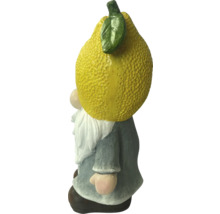 Tuinkabouter met citroenmuts als decoratie