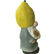 Tuinkabouter met citroen als hoofd en zonnebloem in de hand