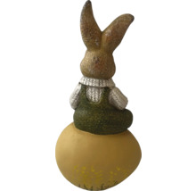 Decoratieve haas op een ei als paasdecoratie