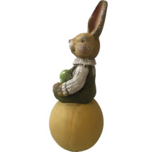 Paashaasdecoratie zittend op een bol