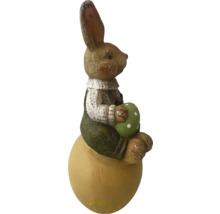 Paashaas op ei met decoratief ei