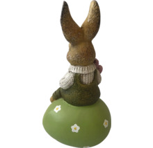 Paashaas op paasei decoratie, tuindecoratie