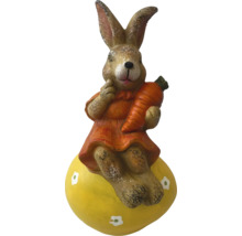 Decoratief konijnenfiguur met wortel op geel ei voor Pasen