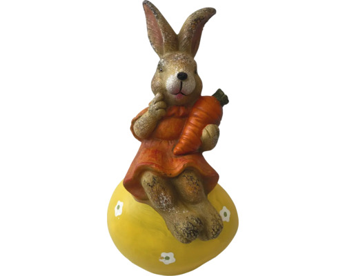 Decoratief konijnenfiguur met wortel op geel ei voor Pasen