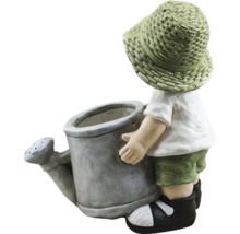 Decoratief tuinbeeld van een jongen met gieter als plantenbak.