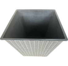 Grijze plantenbak met vlechtpatroon